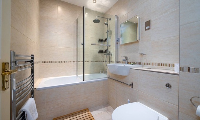 Docklands Apartment | GuestReady - Sunny Victoria Hall