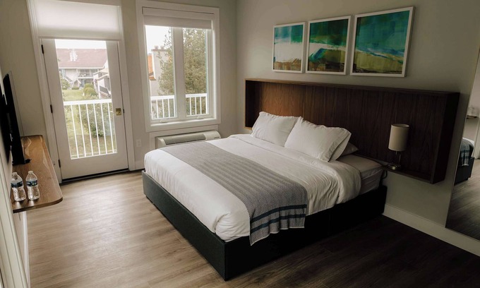 Elk Rapids Apartment | Guestroom - 1 King Su
