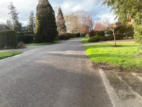 Bramley House | Guildford Home - Free Parkings, River, Waterfall View & Woodland Garden, Guildford, Surrey, UK