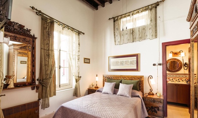 Yenisehir Bed & Breakfast | GUL HANIM HOUSE BOUTIQUE HOTEL RED ROSE ROOM in the walled city Nicosia