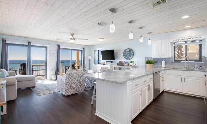 Crystal Beach Condo | Gulf Front Last minute opportunity - 9/13 - 9/20 - private beach free beach srv