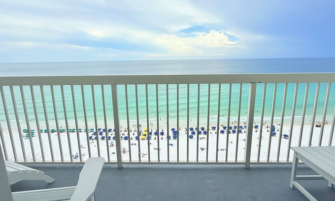 Destin Condo | Gulf Front Private Balcony! 3 Pools~ New Gym~Tennis~Pickleball ball~Tiki Hut!