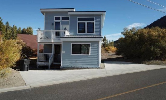 June Lake House | Gull Lake Baby House- 5 minutes walking distance to Gull Lake Marina and Park, newly remodeled