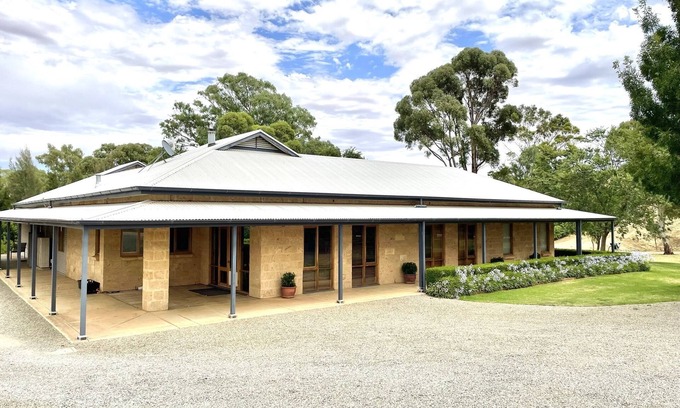 Upper Wakefield House | Gullyview Getaway amongst sprawling vineyards in Clare Valley