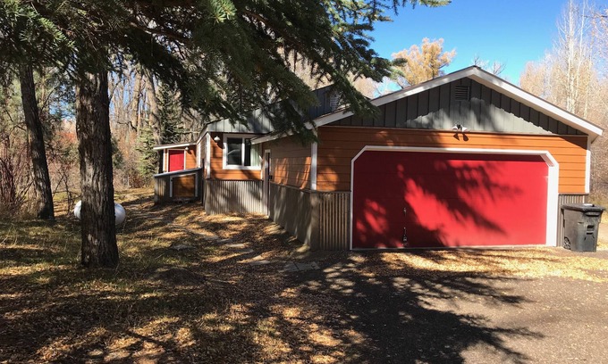 Gunnison House | Gunnison River Getaway - pet friendly, secluded, quiet, EV charging