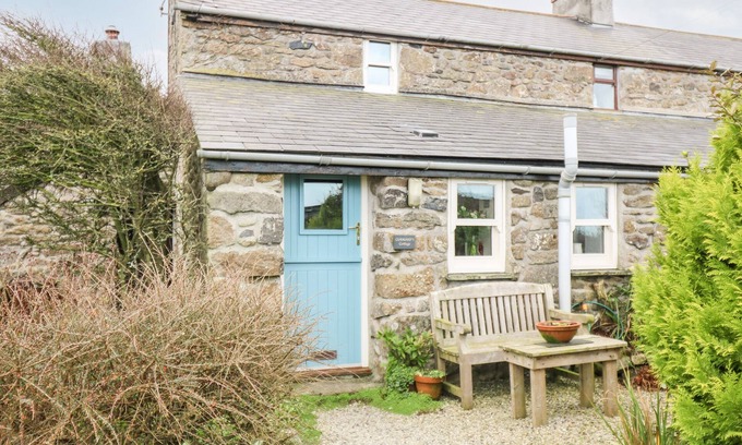 Chysauster Cottage | GURNARD'S COTTAGE, pet friendly, with open fire in St Ives