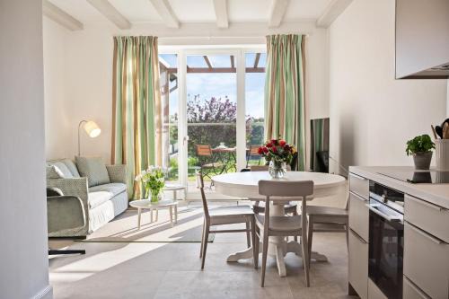 Kletkamp Apartment | GUT KLETKAMP "Mühlenhof 2" - Ruhige Ferienwohnung mit 2 Schlafzimmern I Terrasse mit See- & Naturblick I Gemeinschaftsgarten I 15 Min zur Ostsee I Küche I Parkplatz I Waschmaschine I WLAN