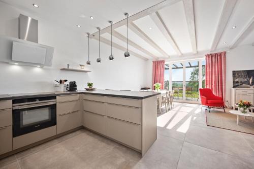 Kletkamp Apartment | GUT KLETKAMP "Mühlenhof 4" - Ruhige Ferienwohnung mit 3 Schlafzimmern I Terrasse mit See- & Naturblick I Gemeinschaftsgarten I 15 Min zur Ostsee I Küche I Parkplatz I Waschmaschine I WLAN