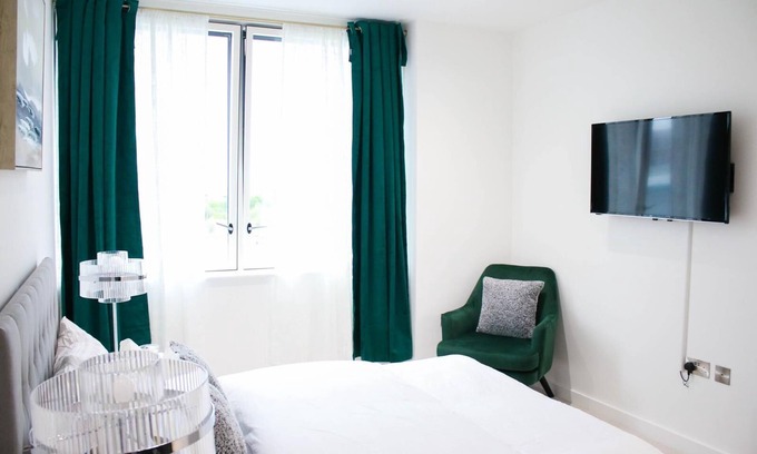 Newham Apartment | Guthrum Place 3 Bedrooms Luxury Apts Royal Wharf Dockland Gallions Reach DLR Stn