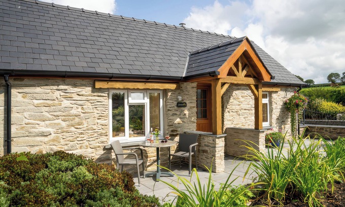 Newcastle Emlyn Cottage | GWAUN COTTAGE, pet friendly, luxury holiday cottage in Cenarth