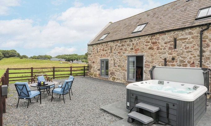 Brynrefail Cottage | GWEL Y FENAI, pet friendly, character holiday cottage in Y Felinheli