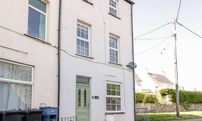 Beaumaris Cottage | GWEL Y MÔR, pet friendly, character holiday cottage in Beaumaris