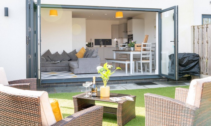 Llanfaelog House | Gwel y Mynydd : Modern 3‑Bed Home with Enclosed Garden in Llanfaelog | Managed by Anglesey Holiday L