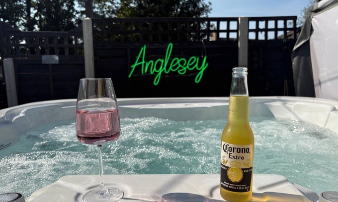 Brynsiencyn Cottage | Gwens House - Traditional Cottage With Hot Tub