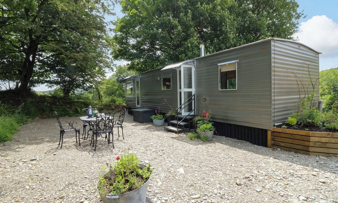 Pumpsaint Cottage | GWYBEDOG, romantic, character holiday cottage in Lampeter