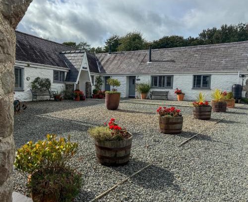 Llangaffo House | Gwyllt Cottages