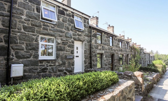 Llanystumdwy Cottage | GYDA'R LLIF, pet friendly, character holiday cottage in Criccieth