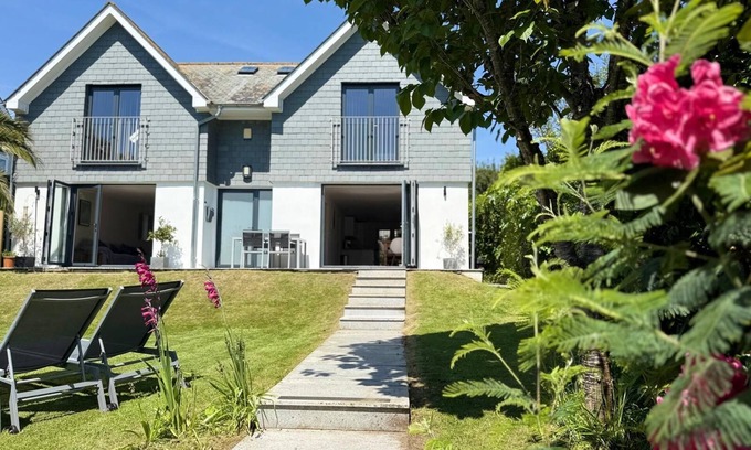 Maenporth House | Gylly Beach Falmouth Sleeps 4 with parking and only 2 minutes walk to the beach