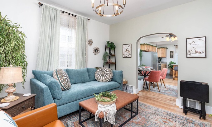 Staunton Apartment | Gypsy Haven|Sleeps 6+|2Porches +Grill|Sunroom