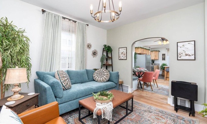 Staunton Apartment | Gypsy Haven: Walk Downtown + Sunroom