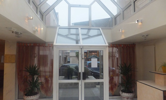 Gif-sur-Yvette Hotel | Hôtel Le Village
