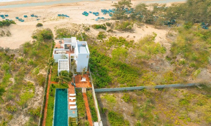 Ham Tan Villa | Hồ Lân Retreat - Beachfront Villa 4BRS with Private Pool