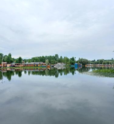 Dal Lake Bed & Breakfast | H.B.victoria Garden