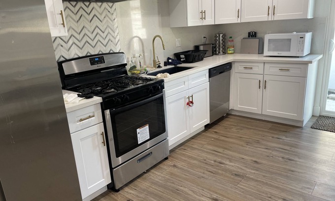 Burbank House | H- two houses in Noho