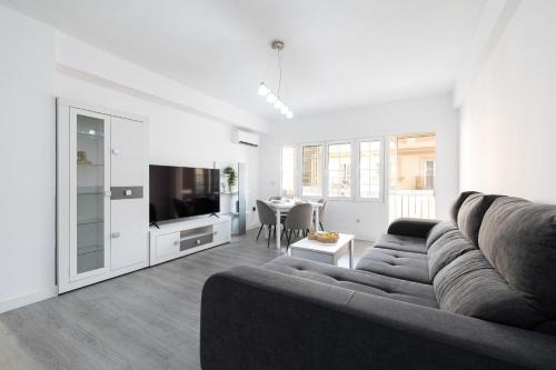 Perchel Norte Apartment | H2M Marmoles 3 dormitorios & 2 baños con balcon