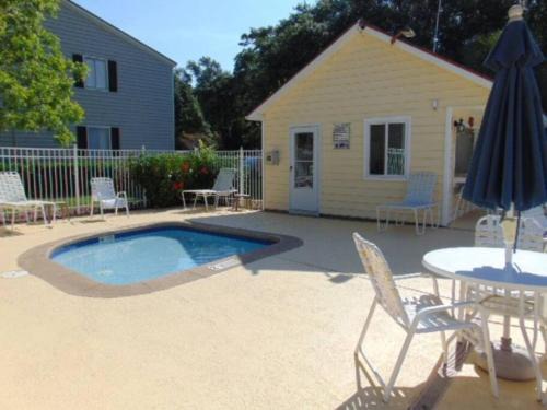 Demere Park Apartment | H5 close to the front pool and clubhouse downstairs by lake
