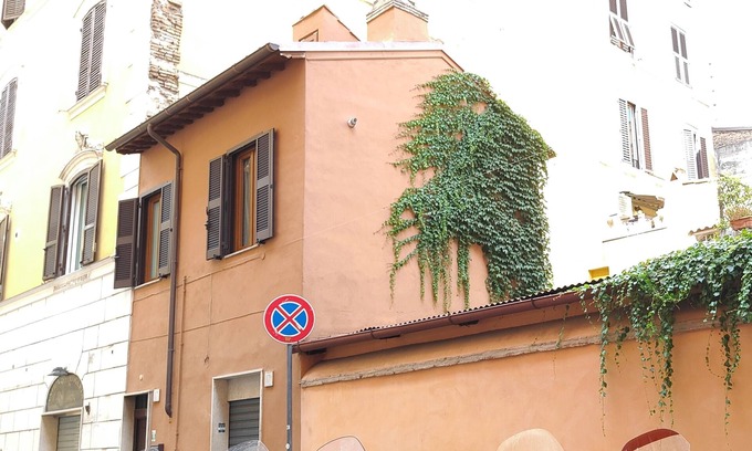 Rione XIV Borgo House | HABEMUS DOMUM! Rome Vatican charming studio flat
