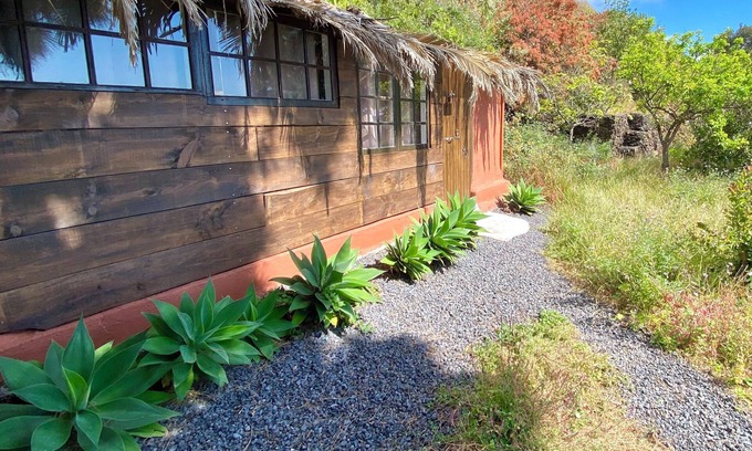 Villa de Mazo Cabin | Habitación El Pueblo: cama doble, baño. 2 p. + The Tent: cama doble, baño. 2p.