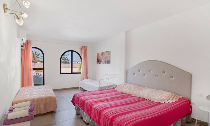 San Fernando Apartment | 'Habitación Rosa' with Mountain View, Wi-Fi and Air Conditioning