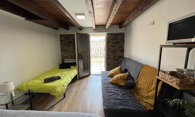 Biescas House | Habitaciones Para 11 Personas en Pleno Centro de Biescas