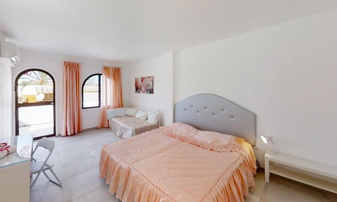 San Fernando Hostel | Habitaciones triples espaciosas con baños privados en Maspalomas