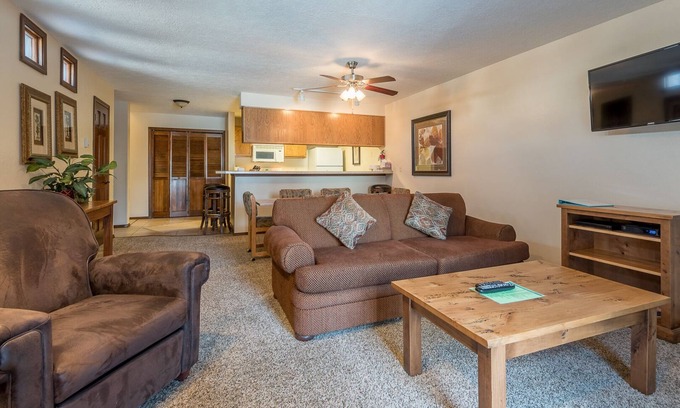 Ketchum Condo | Habitat Condo 2 Bedroom Year-Round Hot Tub & Walk to Downtown Ketchum