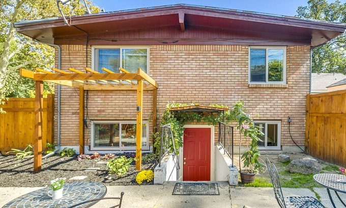 North End Apartment | #HabitueHomes - Red Ivy #4 - 2 Bed + Pullout Sofa + Dog Friendly