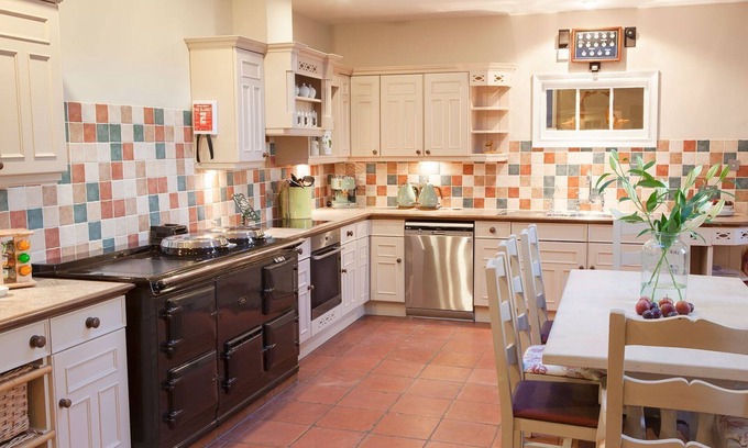 Foxley Cottage | Hackford Hall - sleeps 28 guests in 13 bedrooms