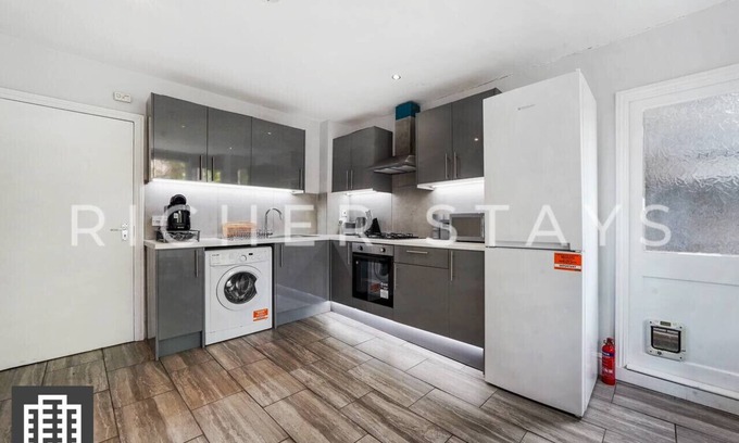 Leabridge House | Hackney Guest Rooms | Spacious Double (RM1)