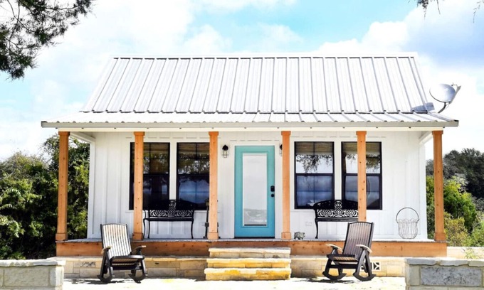 Round Top Cottage | Hadley Cottage @ The Lone Star Farm