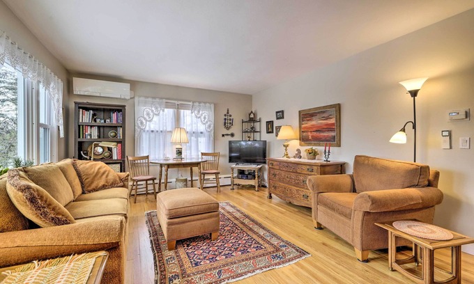 Hadley House | Hadley Vacation Rental 24 Mi to Springfield!