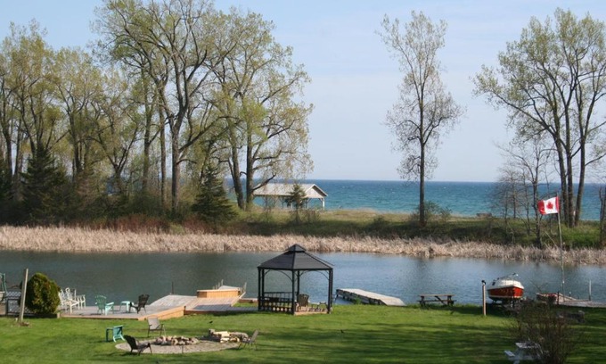 Wellington Bed & Breakfast | Hadovka Lakeside Inn