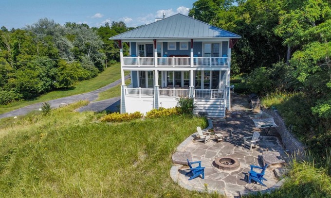 Northern Lower Peninsula House | Hadrian's Bluff Family Retreat Overlooking Lake Michigan