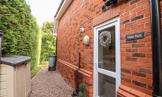 Flintshire Cottage | HAFAN FACH, with a garden in Mold