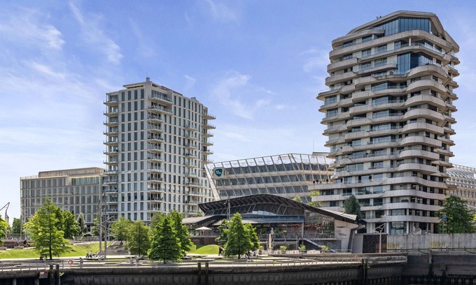Strandkai Apartment | Hafencity, Marco Polo Tower, exclusive location, pure luxury, harbor view