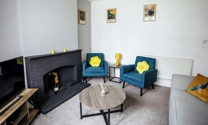 Hagley House | Hagley Home Large Detached 4 Bed Driveway