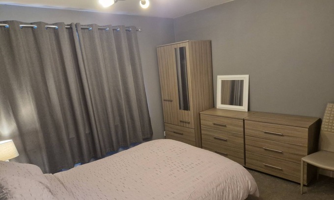 East Kilbride Apartment | Hairmyres home from home, close to the station and Hospital.