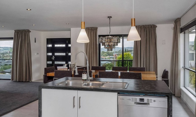 Oakdowns House | Halcyon Haven Spacious resort style luxury living