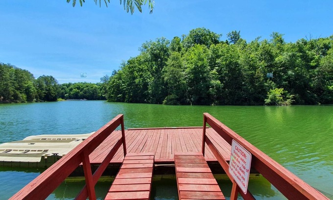 Sevierville House | Haleywood - Lakefront , Private 12 Acre Estate w/2 Cabins, Game Room,Pool!