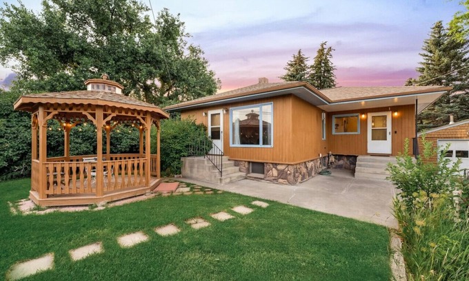 Great Falls House | Half Acre/Fenced Yard | Near Airport | Fire Pit| Pets Allowed